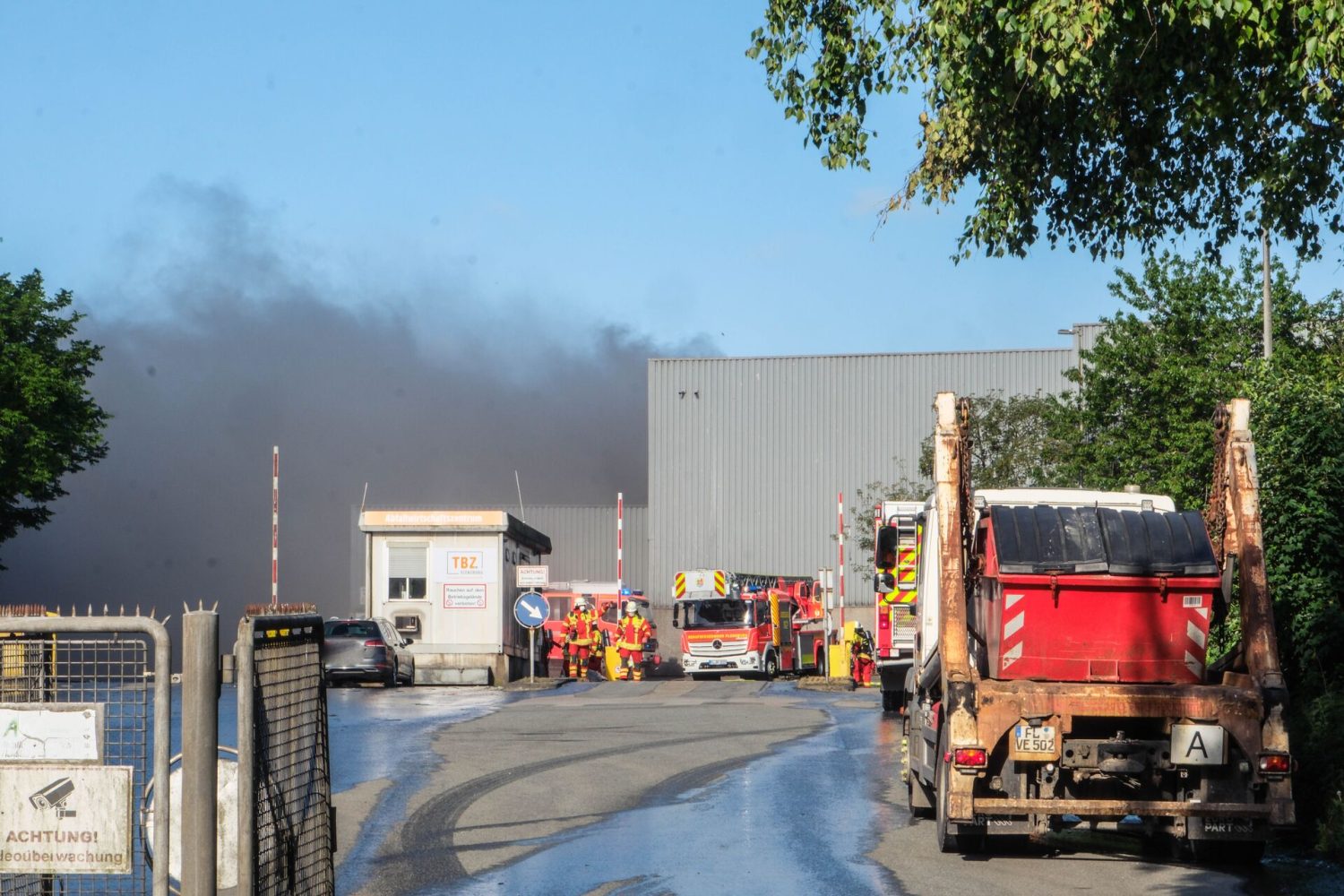 Halle mit Rauch und Einsatzfahrzeugen, Foto: Heiko Thomsen, foerde.news